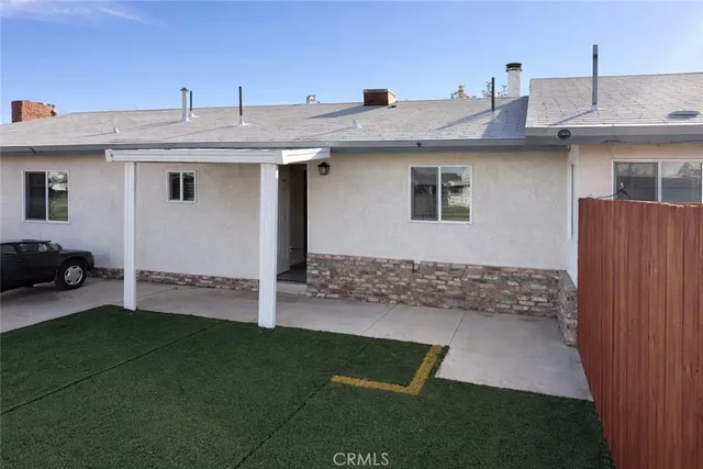 a view of backyard of the house