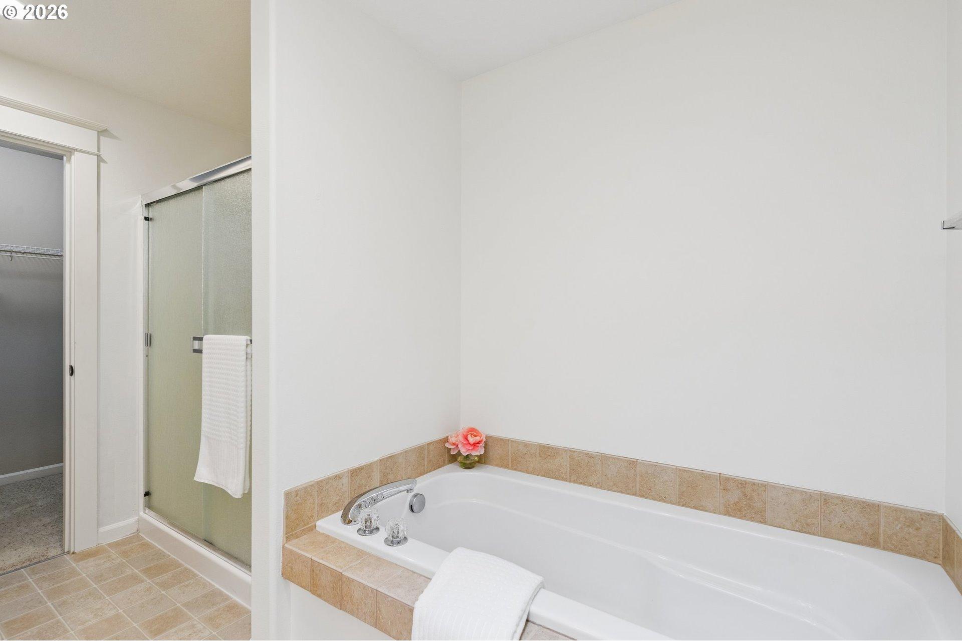20750 Viewpoint Road West Linn, OR 97068 - Photo 27 of 48 En Suite Bathroom