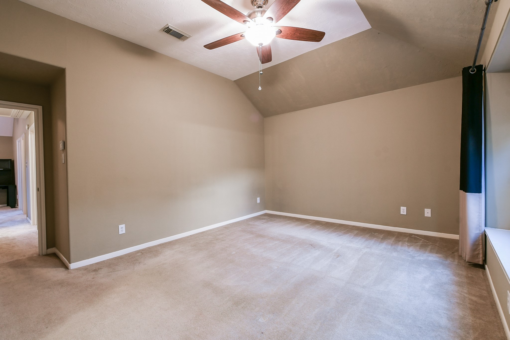 2415 Lacyberry Street Houston, TX 77080 - Photo 23 of 36 an empty room with closet and a chandelier fan