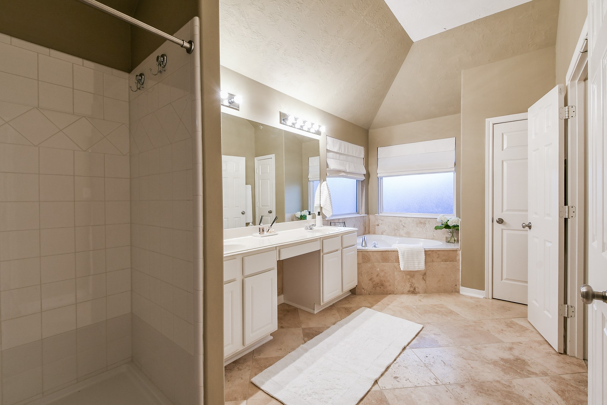 2415 Lacyberry Street Houston, TX 77080 - Photo 24 of 36 a large bathroom with a double vanity sink a mirror and a bathtub
