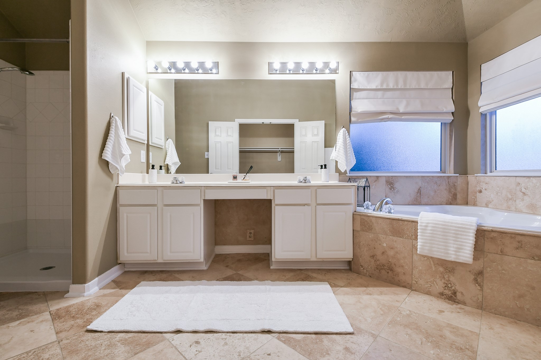 2415 Lacyberry Street Houston, TX 77080 - Photo 25 of 36 a bathroom with a sink a mirror and a bathtub