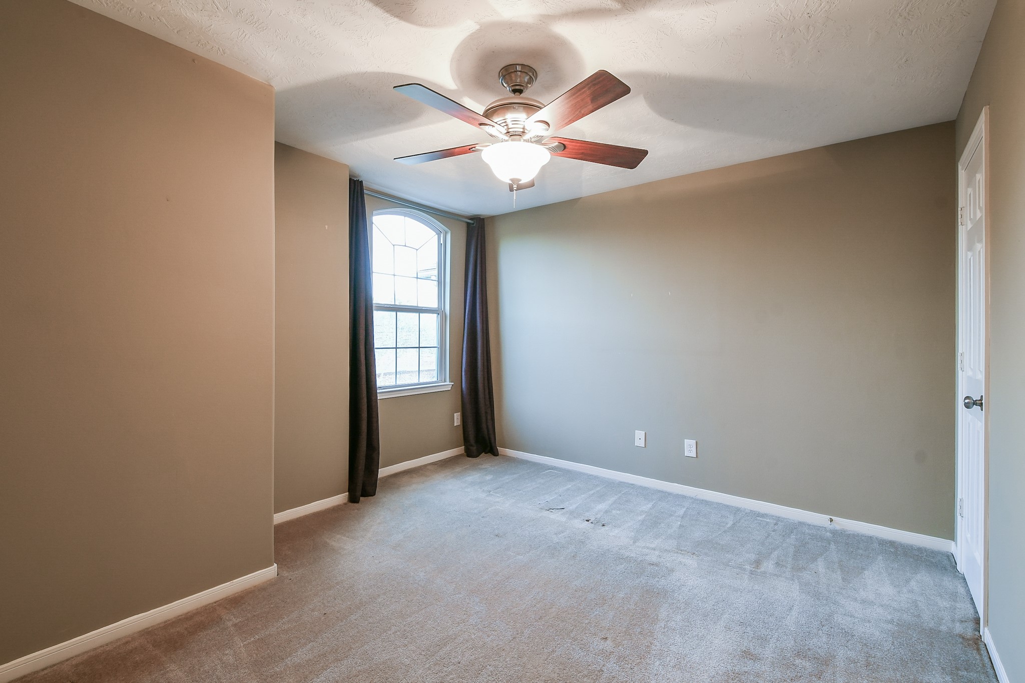 2415 Lacyberry Street Houston, TX 77080 - Photo 28 of 36 an empty room with fan and windows