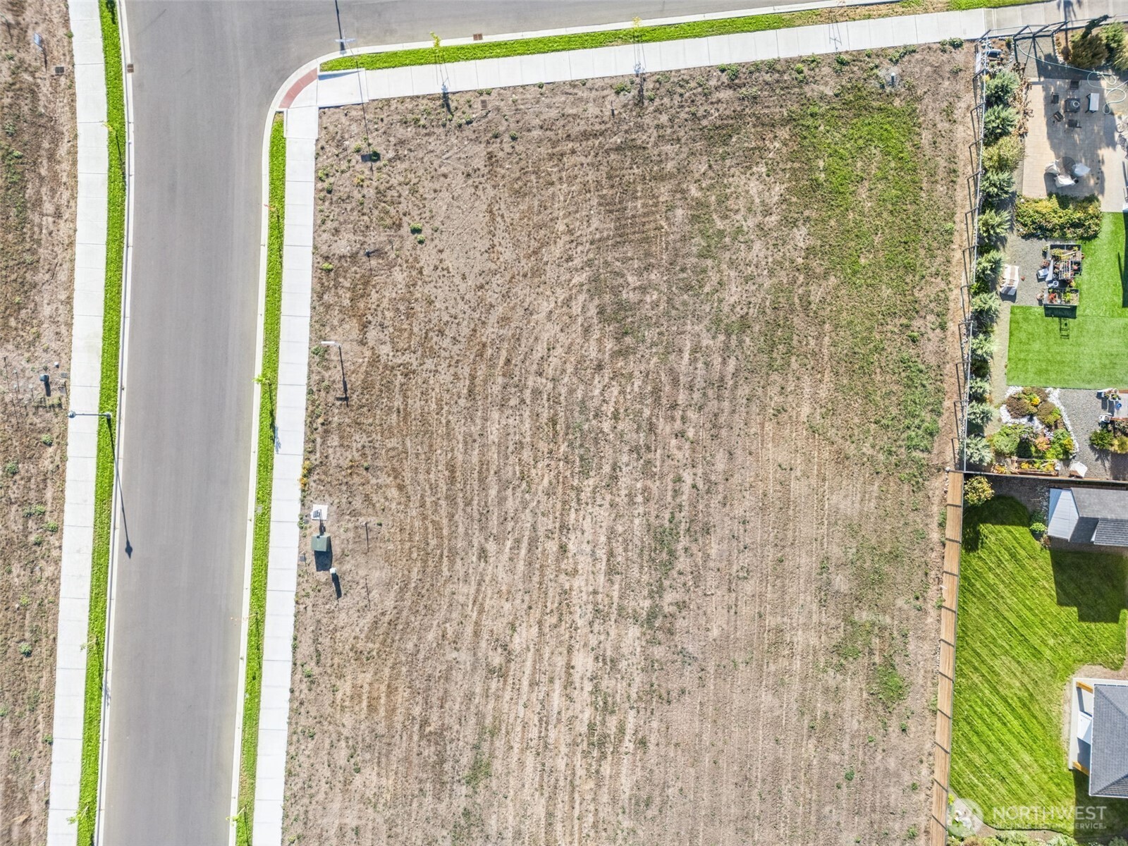 80 Cambridge Terrace Sequim, WA 98382 - Photo 9 of 24 a bathroom with a shower curtain