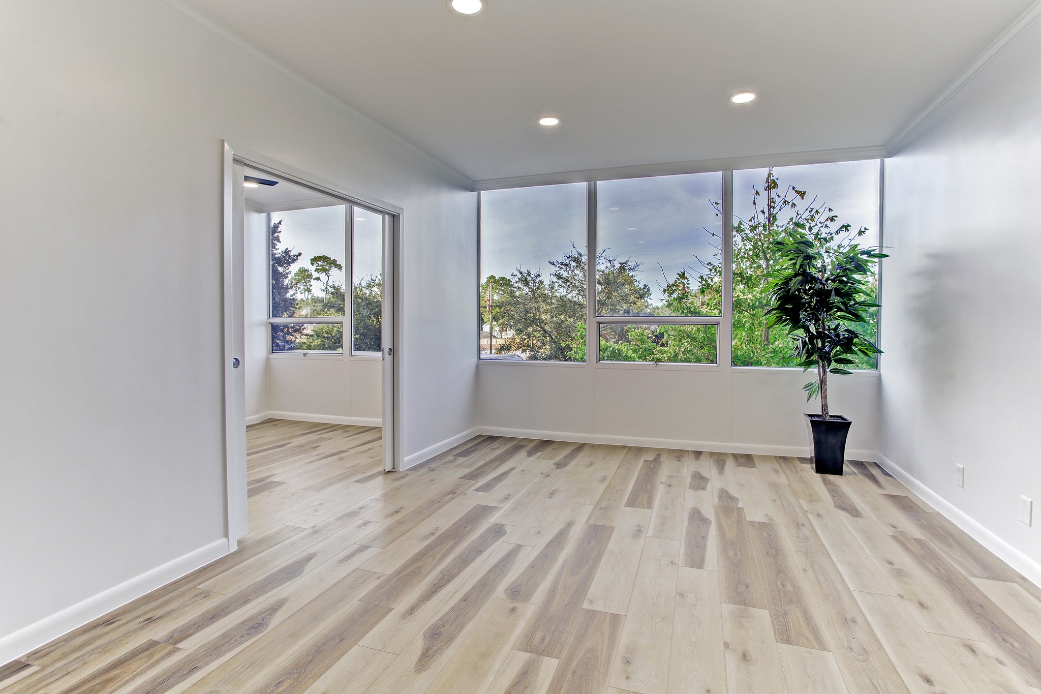 2701 Westheimer Road, Unit 2J Houston, TX 77098 - Photo 6 of 10 a view of an empty room with a window