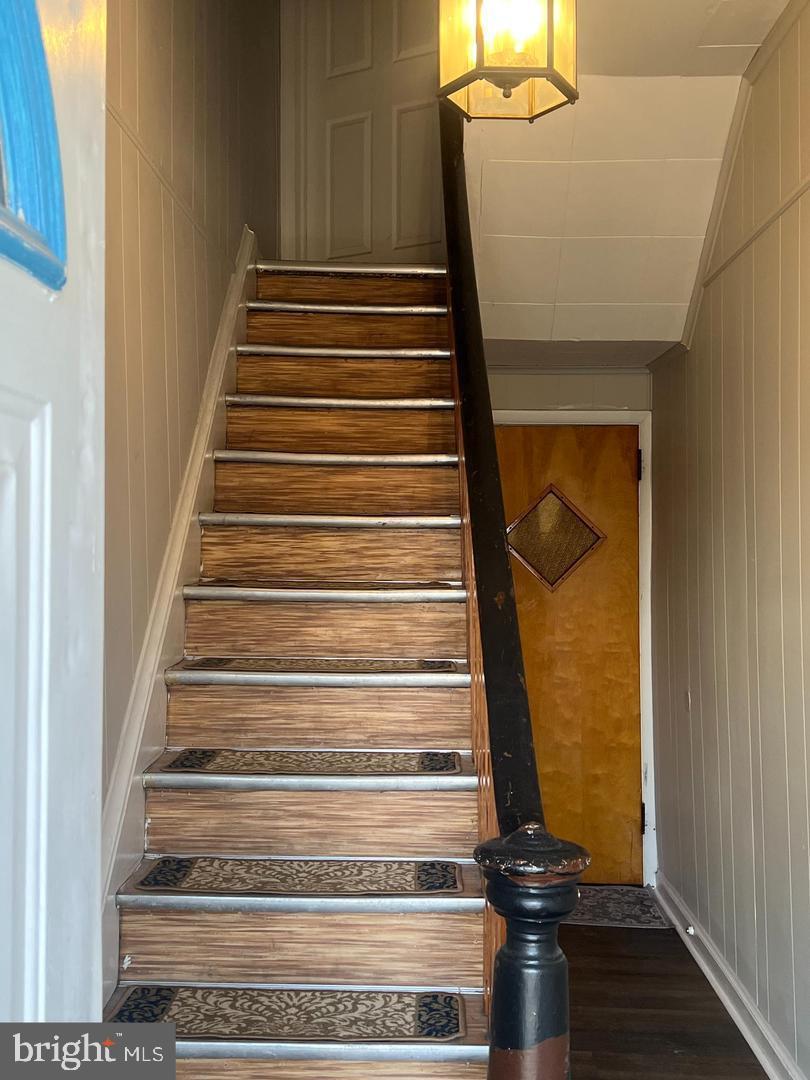 232 West Union Street Burlington, NJ 08016 - Photo 7 of 13 a view of entryway