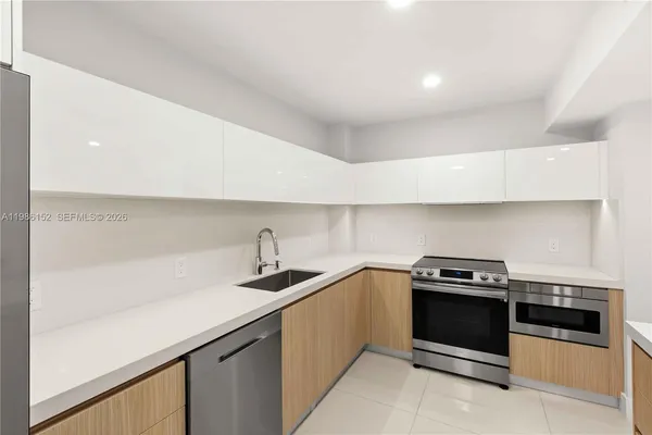 $4,198 | 5825 Collins Avenue, Unit 10E, Miami Beach, FL 33140