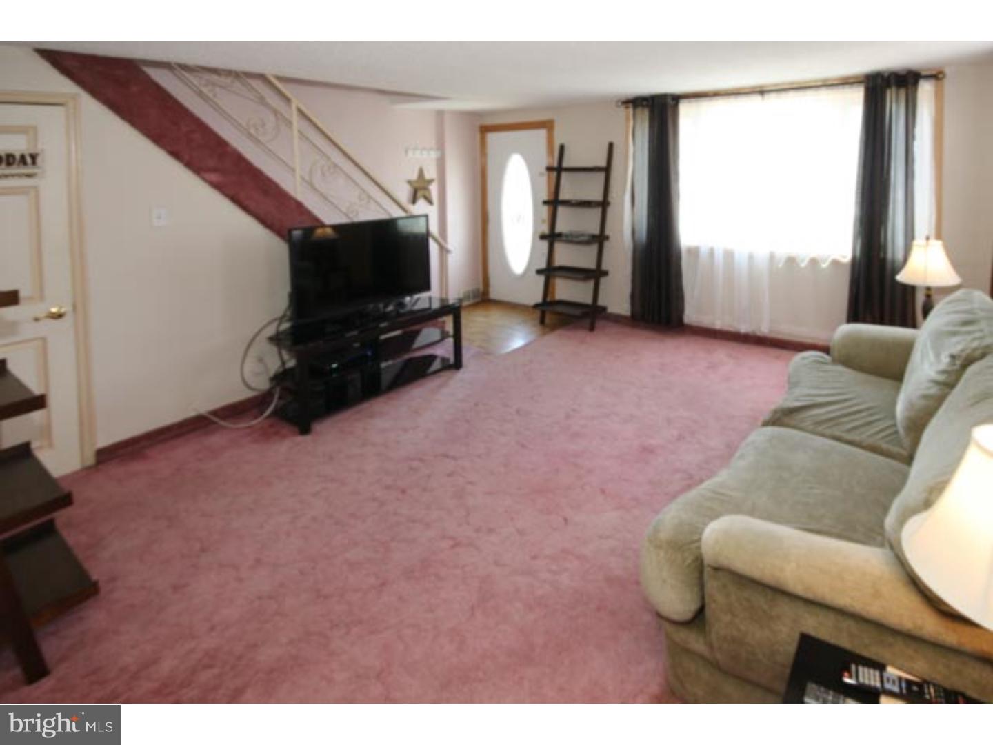 3553 Primrose Road Philadelphia, PA 19114 - Photo 4 of 25 Living Room