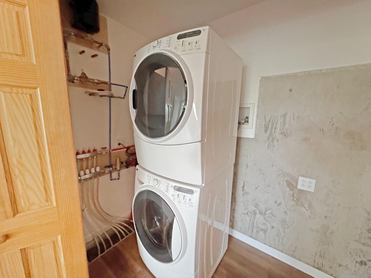 10095 Birchville Road Nevada City, CA 95959 - Photo 22 of 38 a utility room with dryer and washer