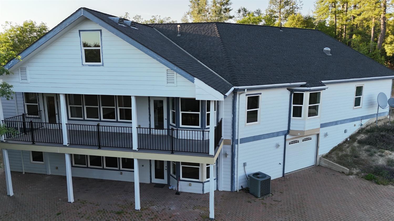 10095 Birchville Road Nevada City, CA 95959 - Photo 31 of 38 a front view of a house with a balcony