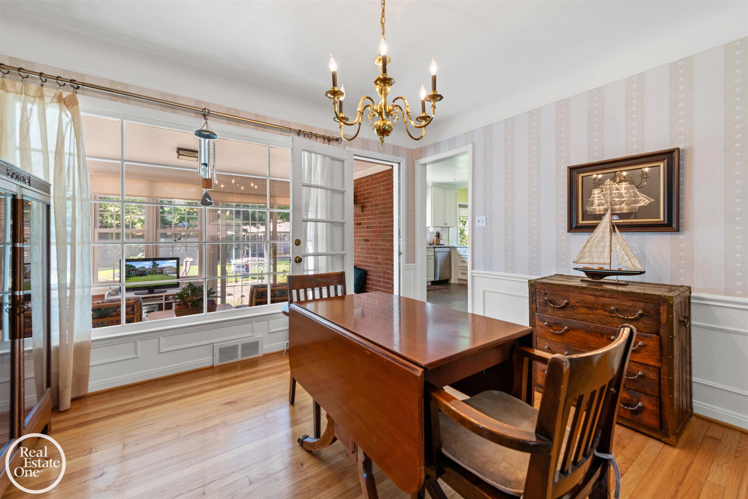 1151 South Renaud Road Grosse Pointe, MI 48236 - Photo 11 of 39 50187085-44f892c1-c1b3-4315-a4f0-5f944b8ed18b.JPG