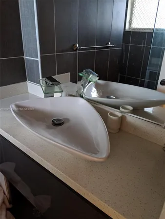 $1,900 | 1660 Northeast 191st Street, Unit 1041, Miami, FL 33179