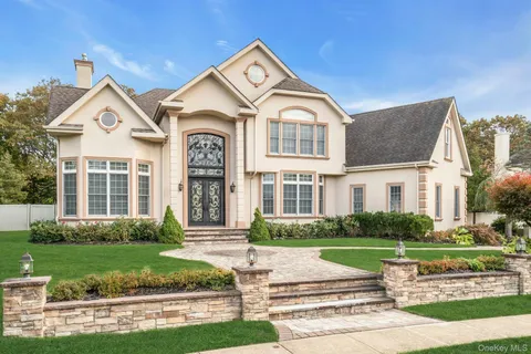 $2,850,000 | 108 Fig Drive, Dix Hills, NY 11746