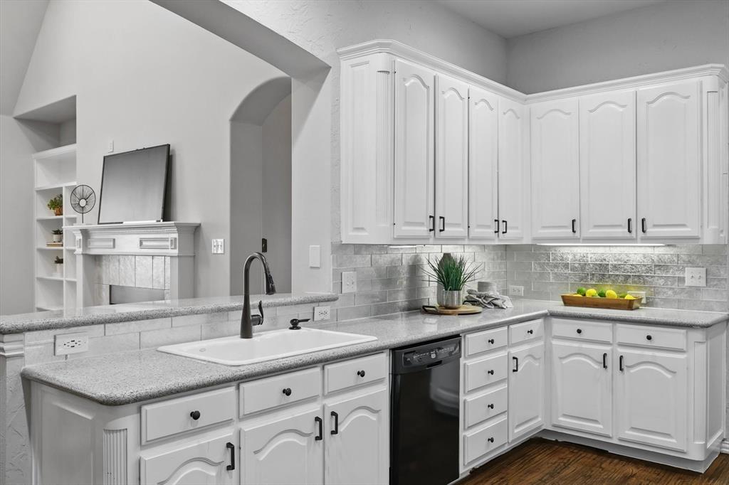 3215 Ricci Lane Irving, TX 75062 - Photo 10 of 40