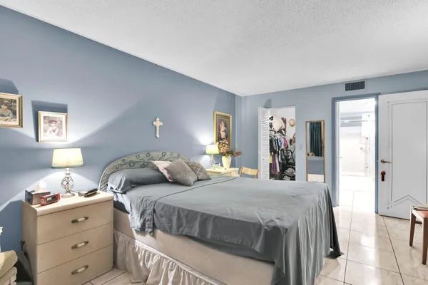 $1,400 | 711 Lori Drive, Unit 204, Palm Springs, FL 33461