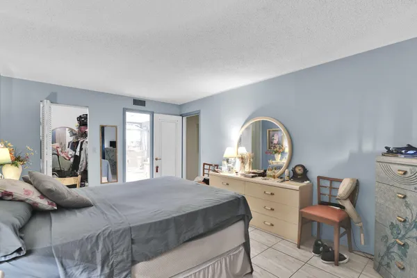$1,400 | 711 Lori Drive, Unit 204, Palm Springs, FL 33461