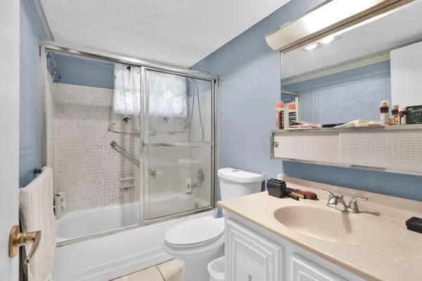 $1,400 | 711 Lori Drive, Unit 204, Palm Springs, FL 33461
