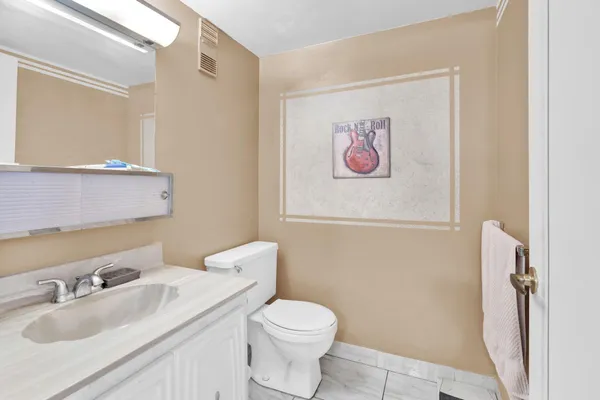 $1,400 | 711 Lori Drive, Unit 204, Palm Springs, FL 33461