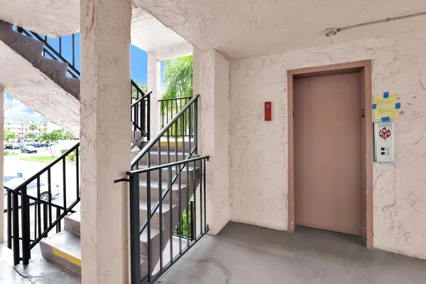 $1,400 | 711 Lori Drive, Unit 204, Palm Springs, FL 33461