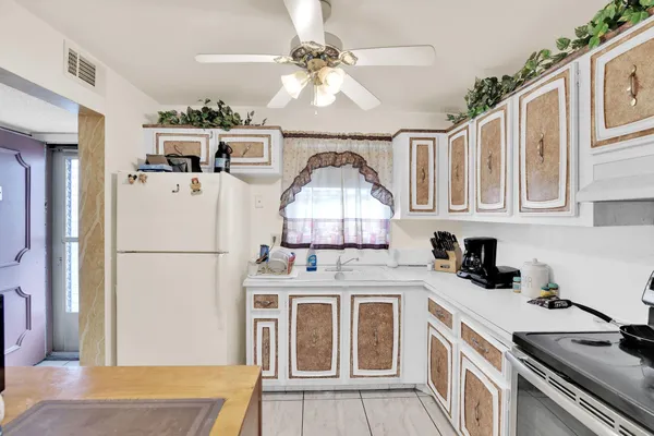 $1,400 | 711 Lori Drive, Unit 204, Palm Springs, FL 33461