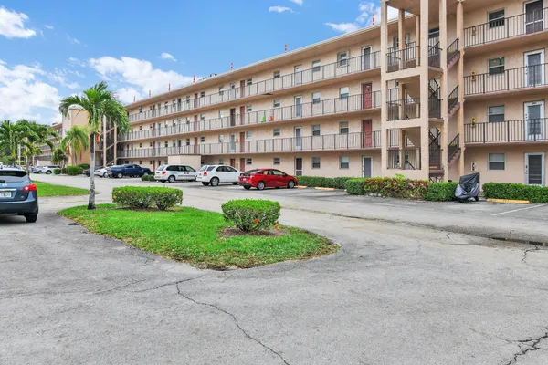 $1,400 | 711 Lori Drive, Unit 204, Palm Springs, FL 33461