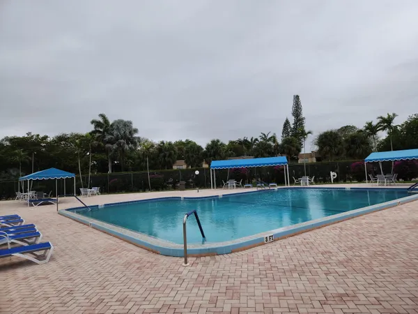 $1,400 | 711 Lori Drive, Unit 204, Palm Springs, FL 33461