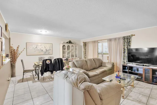 $1,400 | 711 Lori Drive, Unit 204, Palm Springs, FL 33461