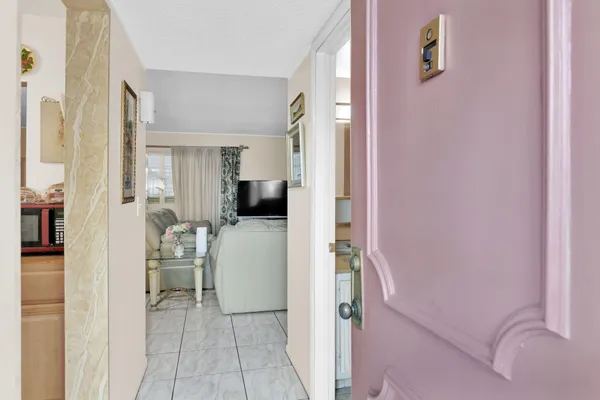 $1,400 | 711 Lori Drive, Unit 204, Palm Springs, FL 33461