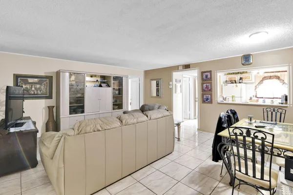 $1,400 | 711 Lori Drive, Unit 204, Palm Springs, FL 33461