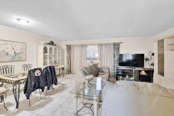$1,400 | 711 Lori Drive, Unit 204, Palm Springs, FL 33461