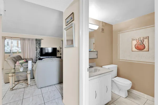 $1,400 | 711 Lori Drive, Unit 204, Palm Springs, FL 33461