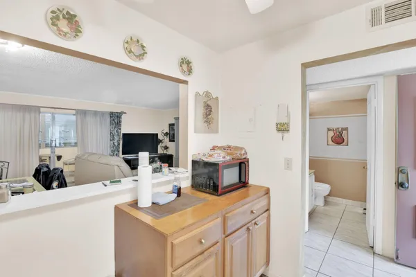 $1,400 | 711 Lori Drive, Unit 204, Palm Springs, FL 33461