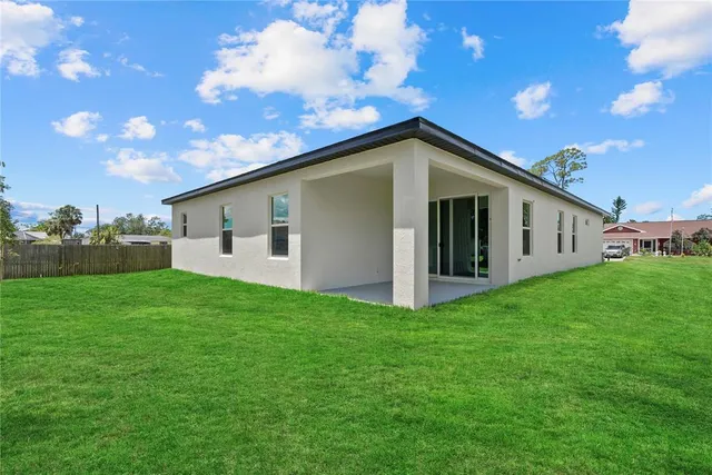 a view of a house with backyard