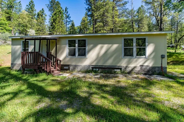 a view of a backyard with a small cabin