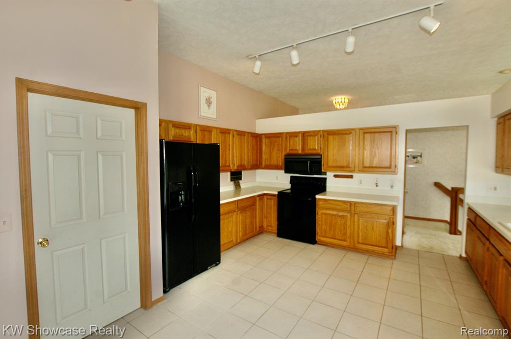 628 Summit Ridge Drive Milford, MI 48381 - Photo 10 of 44