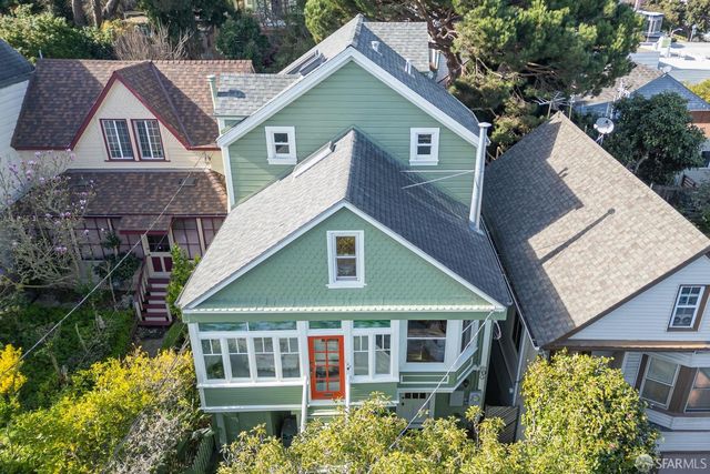 a view of a yard in front of house