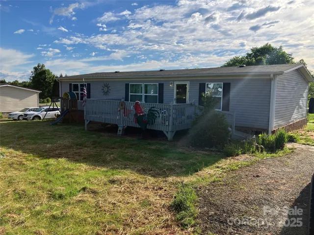 a view of a house with backyard and garden