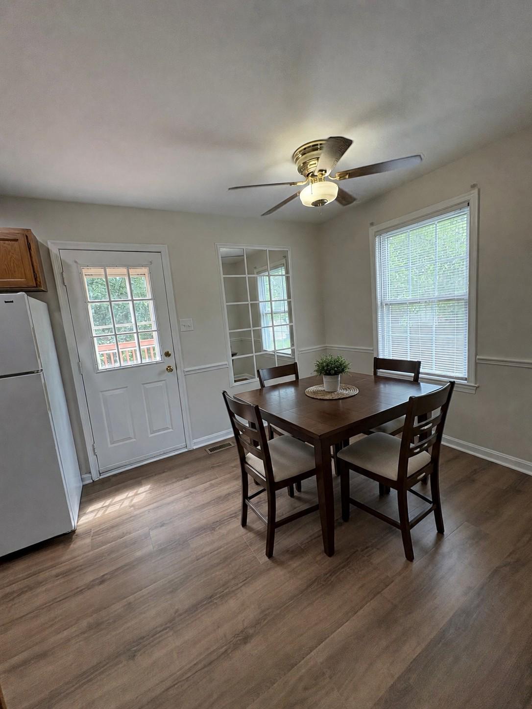 4305 Pleasant Valley Road Chantilly, VA 20151 - Photo 5 of 21 Bright & comfy breakfast area (virtually staged)