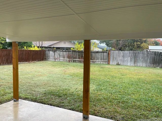 a view of a backyard