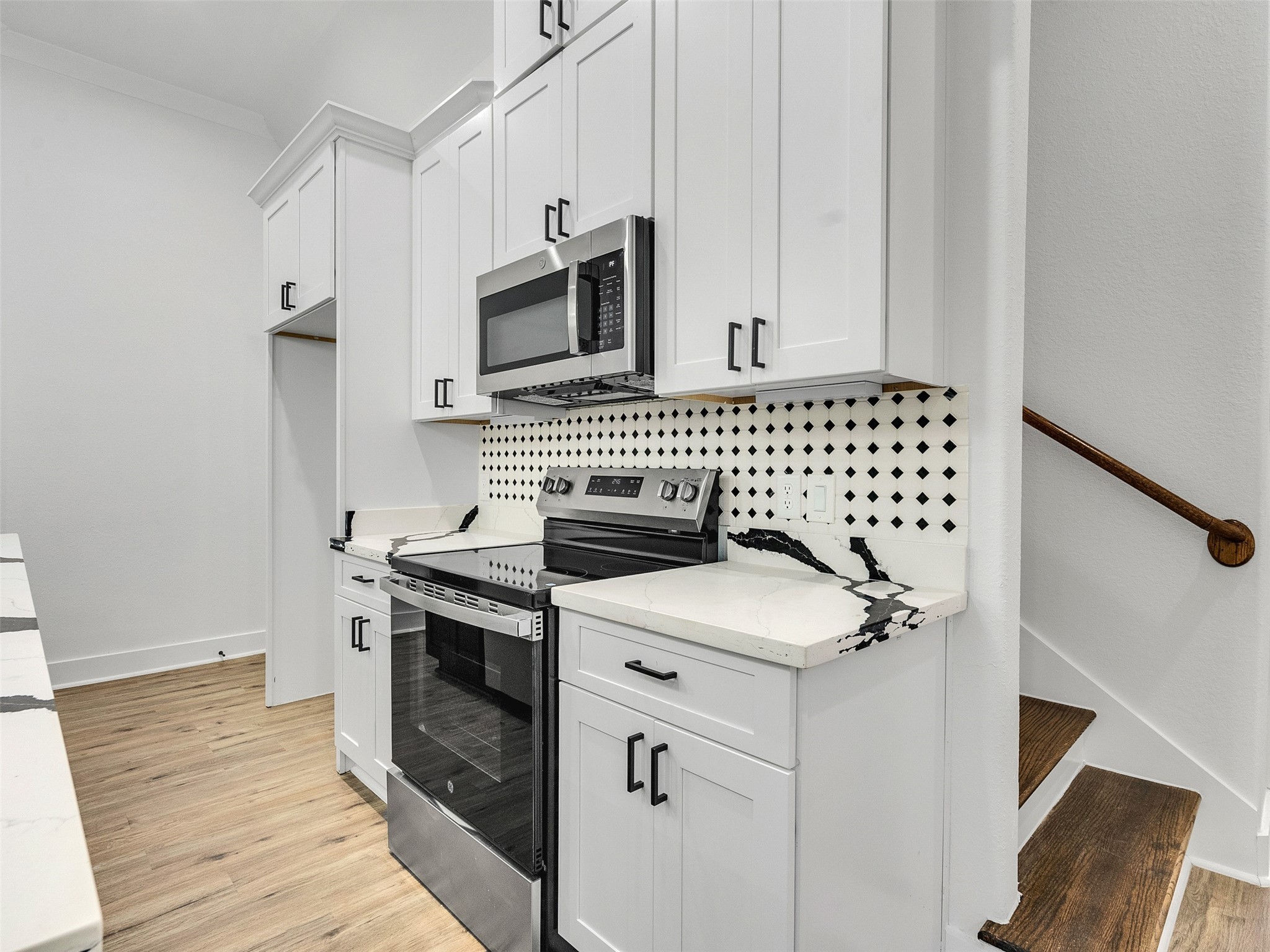 6014 Grace Lane, Unit A/B Houston, TX 77021 - Photo 21 of 36 a kitchen with white cabinets and appliances