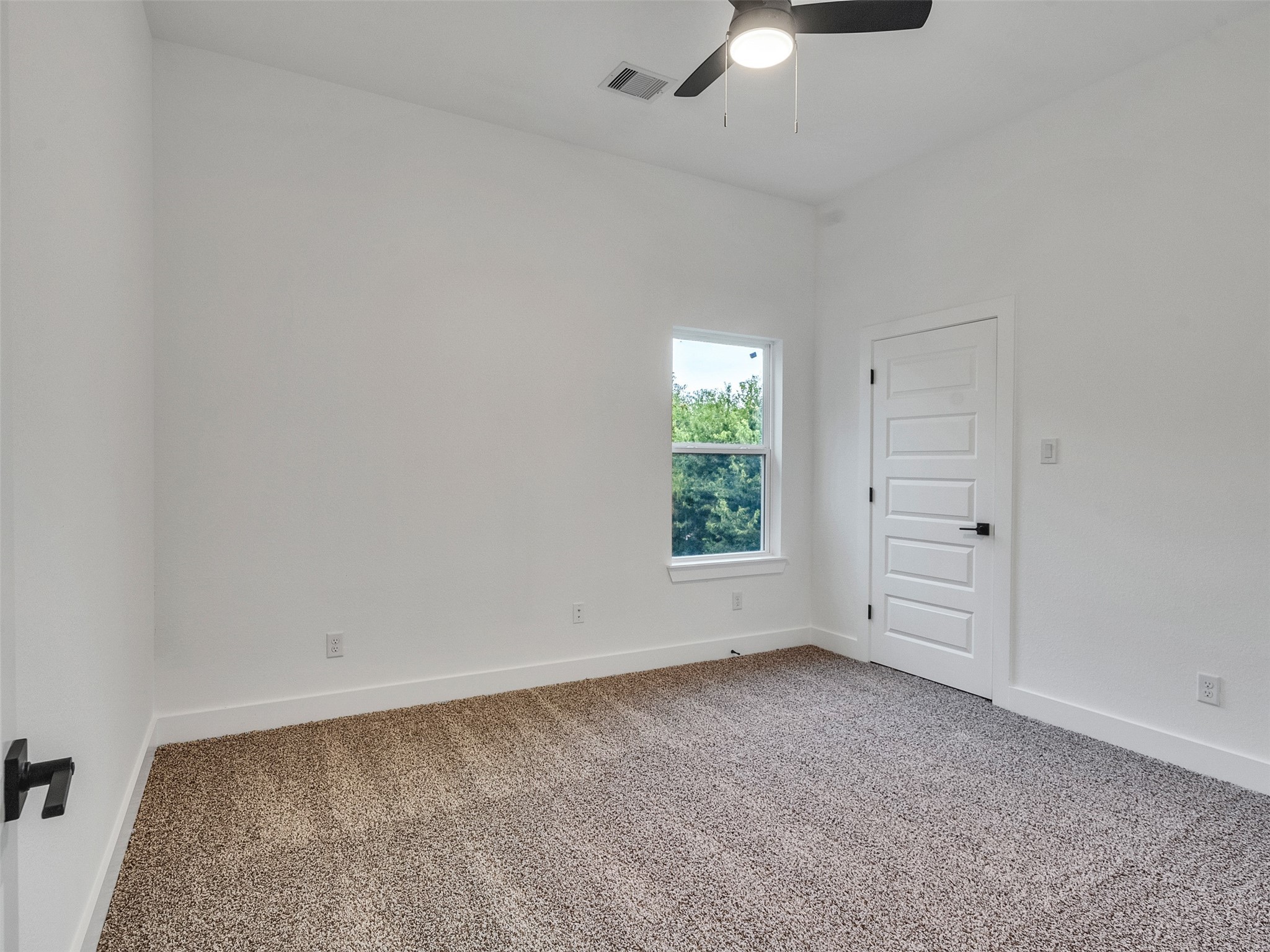 6014 Grace Lane, Unit A/B Houston, TX 77021 - Photo 7 of 36 an empty room with a ceiling fan and window