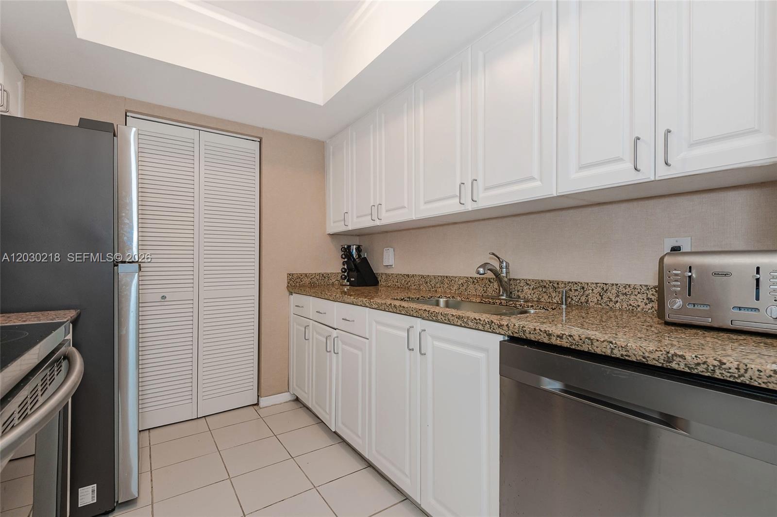 90 Alton Road, Unit 607 Miami Beach, FL 33139 - Photo 10 of 25
