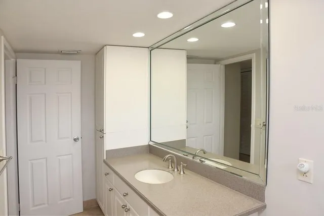 $3,100 | 5108 Brittany Drive South, Unit 405, St. Petersburg, FL 33715