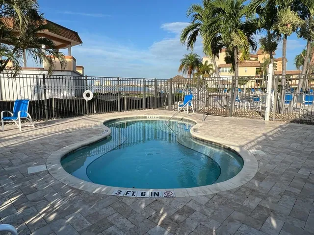 $3,100 | 5108 Brittany Drive South, Unit 405, St. Petersburg, FL 33715