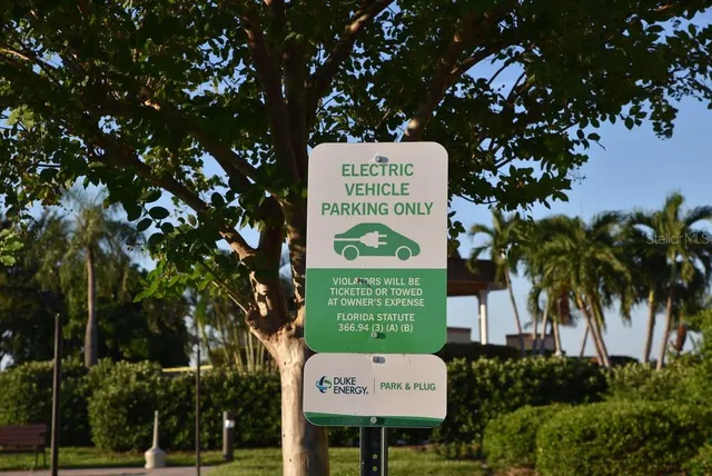 $3,100 | 5108 Brittany Drive South, Unit 405, St. Petersburg, FL 33715