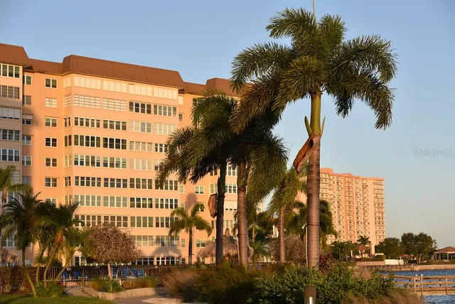 $3,100 | 5108 Brittany Drive South, Unit 405, St. Petersburg, FL 33715