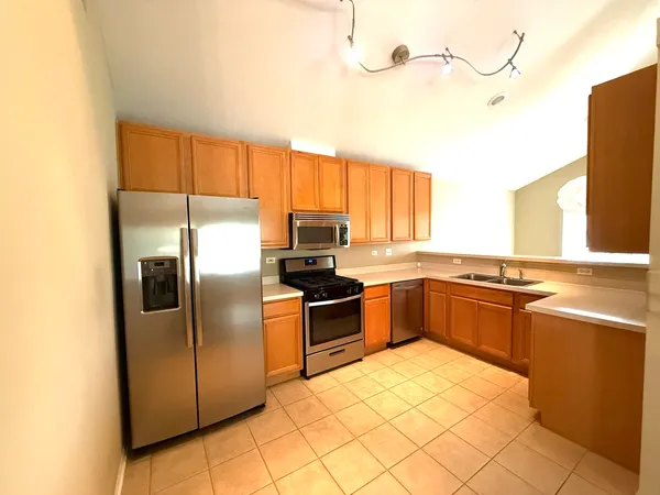 $2,500 | 2419 Oakfield Court, Unit 2419, Aurora, IL 60503
