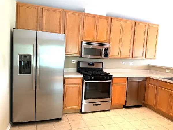$2,500 | 2419 Oakfield Court, Unit 2419, Aurora, IL 60503
