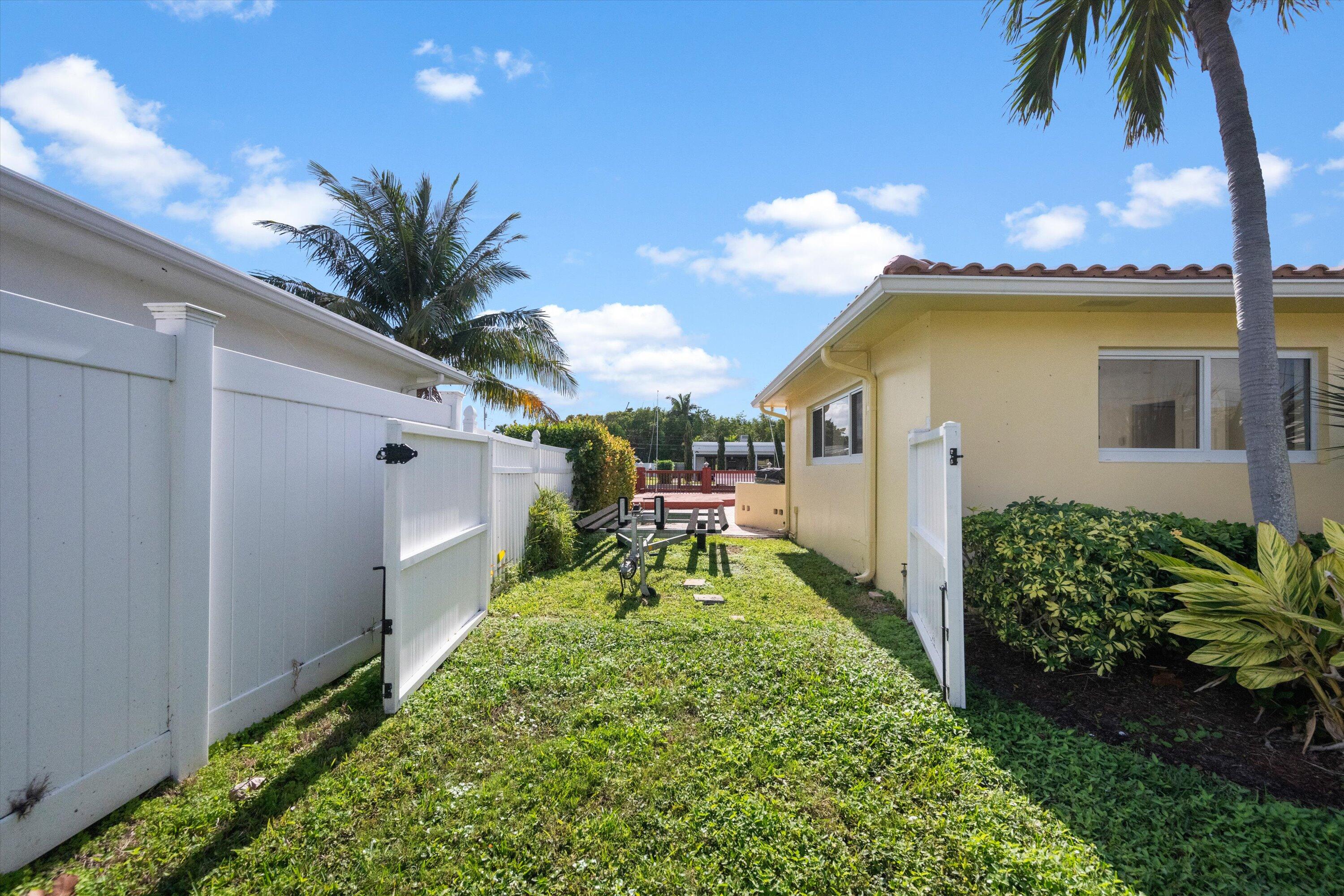 161 Neptune Drive Hypoluxo, FL 33462 - Photo 22 of 31 161 Neptune Trailer parking2