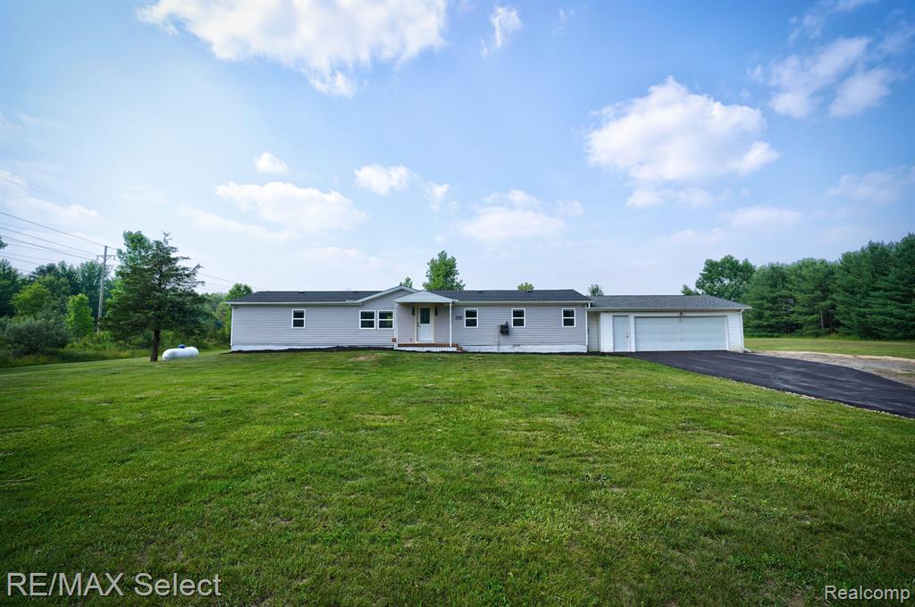 6106 West Carpenter Road Flushing, MI 48433 - Photo 2 of 37