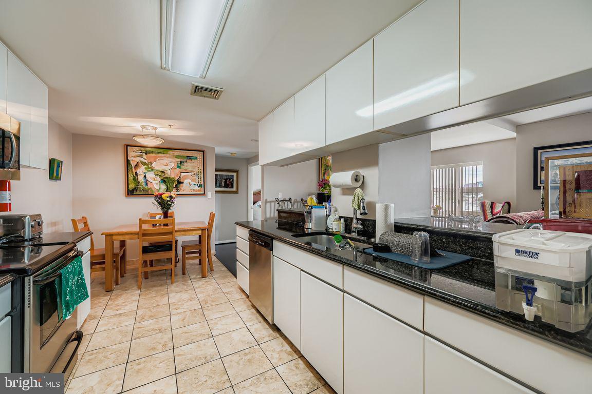 250 President Street, Unit 605 Baltimore, MD 21202 - Photo 5 of 38 a large kitchen with a large counter top furniture and appliances